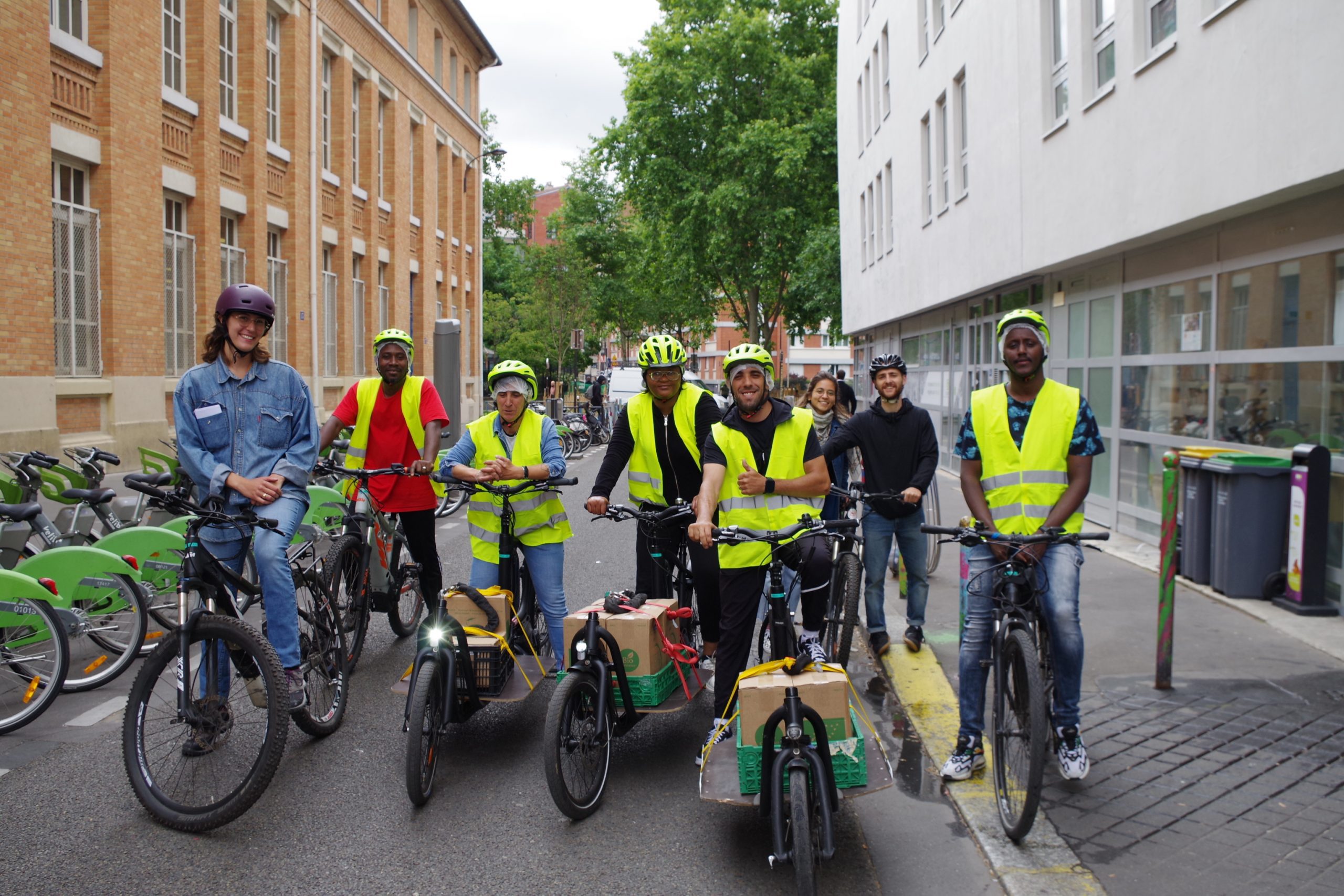 équipe de cyclo-logisticiens à vélo en route pour un déménagement ou une livraison. Insertion sociale et professionnelle
